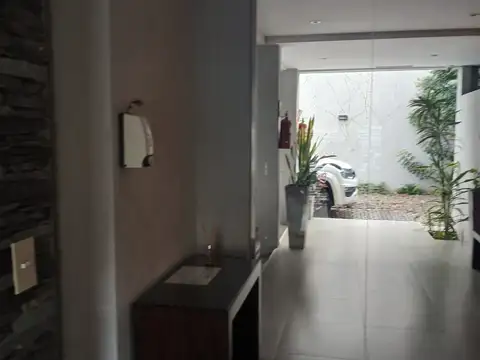 Hermoso semipiso 2 ambientes, con dos balcones a 300 mts. de la Plaza San Martin
