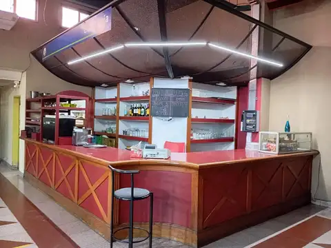 Amplio Local Comercial s/Av. Gral Paz de 730 mts2 sup. total