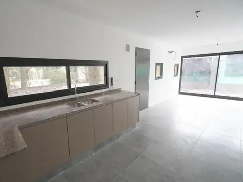 Casa 4 ambientes con 3 baños
