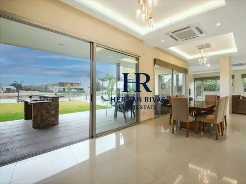 Casa en La Providencia Country Club con fondo a la laguna