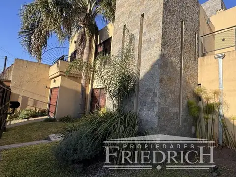 Casa en Venta con 3 cocheras