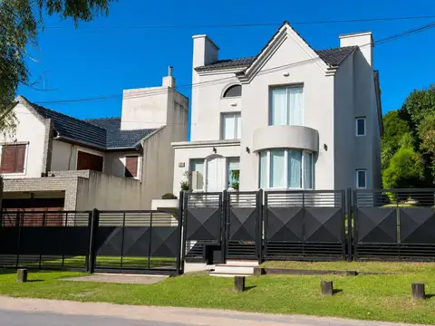 EN VENTA CASA CON PISCINA DE 5 AMBIENTES  FINANCIA