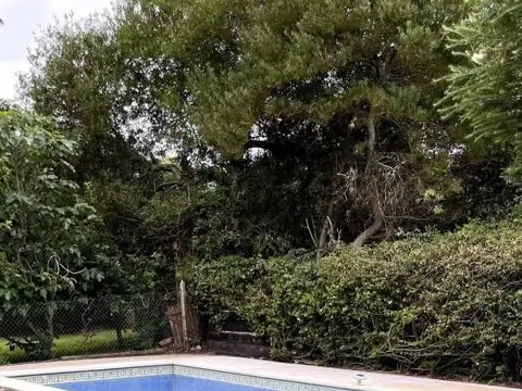 EN VENTA CASA CON PISCINA DE 5 AMBIENTES  FINANCIA