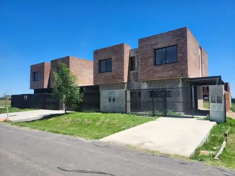 Casa A Estrenar 2 Dormitorios Con Jardín Y Cochera - Funes Norte | Financiación Directa