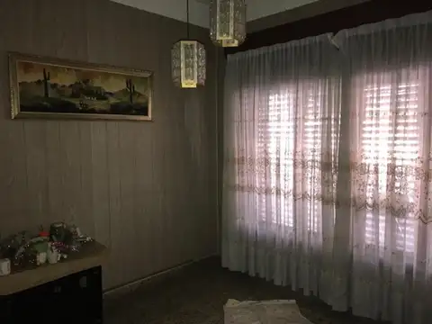 Casa ,4 ambientes con fondo y terraza