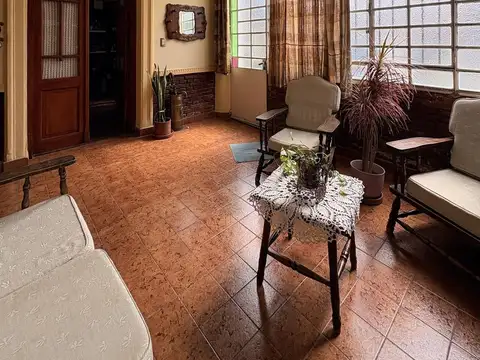 Casa 10 ambientes con 2 baños