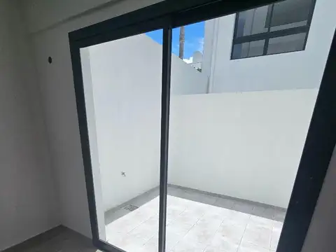 Av Hipolito Yrigoyen 7700