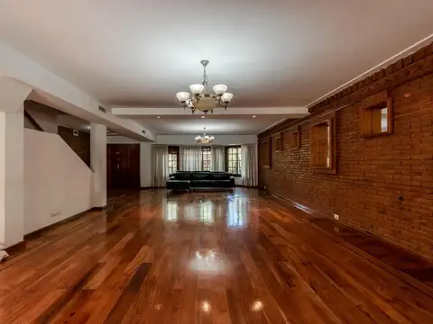 Casa en Alquiler con 4 cocheras