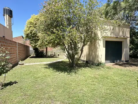 ¡Magnífico terreno en venta con garaje en Salvador María, sobre calle 5!