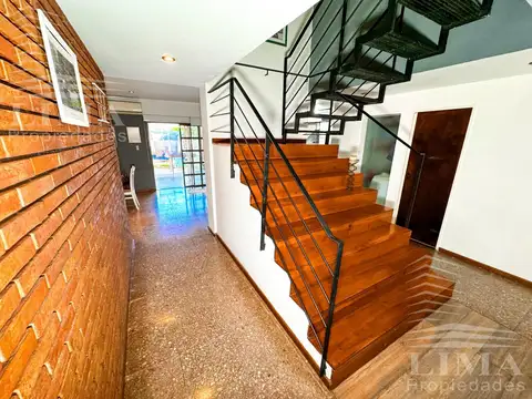 Casa 8 ambientes con 2 baños