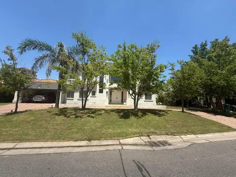 Casa 6 ambientes con 5 baños