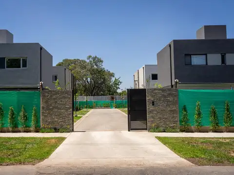 Venta Casa Barrio con Portón 234m2 Bella Vista
