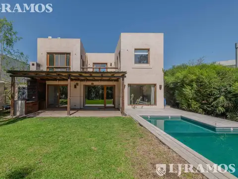 Casa 7 ambientes con 2 baños