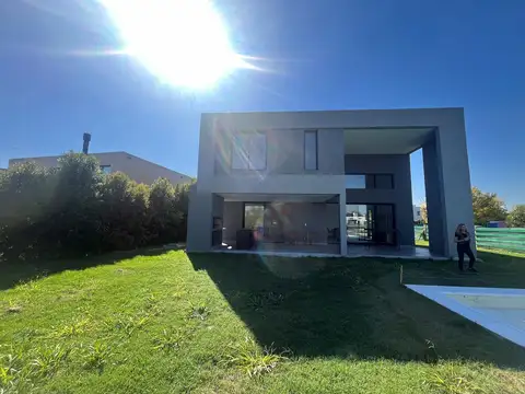 Casa 6 ambientes con 4 baños