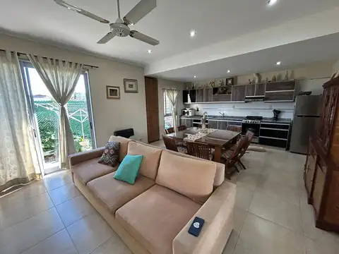 Casa 4 ambientes con 2 baños