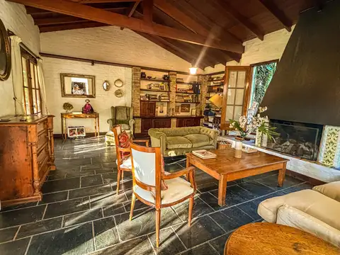 Casa 7 ambientes con 2 baños