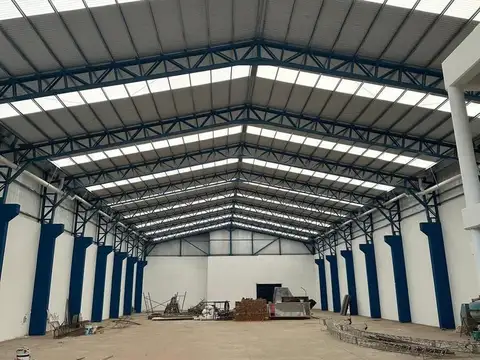 GALPÓN CON OFICINAS Y ACCESO CAMIONES – BATLLE Y ORDÓÑEZ AL 3100 - VENTA Y ALQUILER