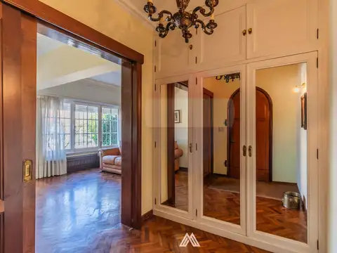 Casa 8 ambientes con 3 baños