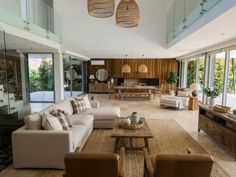 Casa en Venta con 2 cocheras