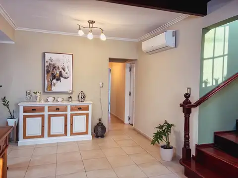 Casa 5 ambientes con 2 baños