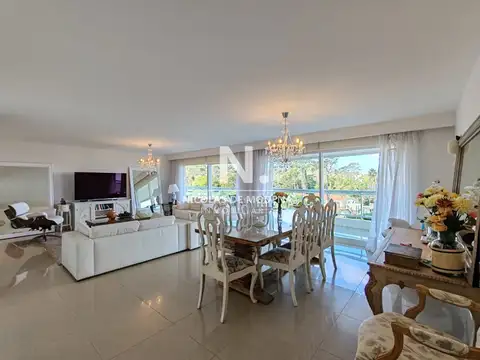 Departamento en Venta en Playa Mansa, USD 1.035.000
