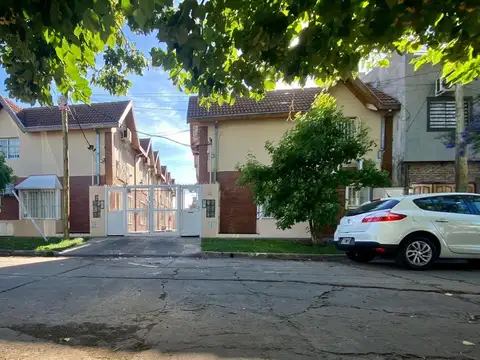 EXCELENTE DUPLEX DE  2 y 1/2  AMBIENTES CON PATIO Y COCHERA