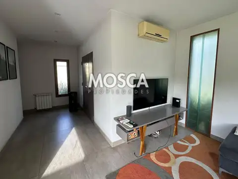 Casa en Alquiler con 6 cocheras