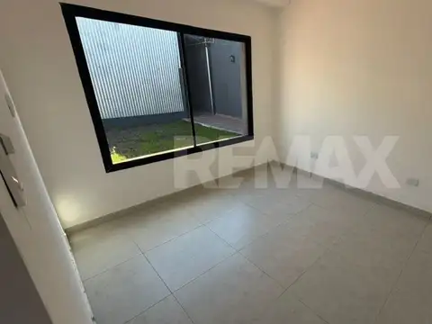 Se vende Dpto. refaccionado c/cochera + galpón