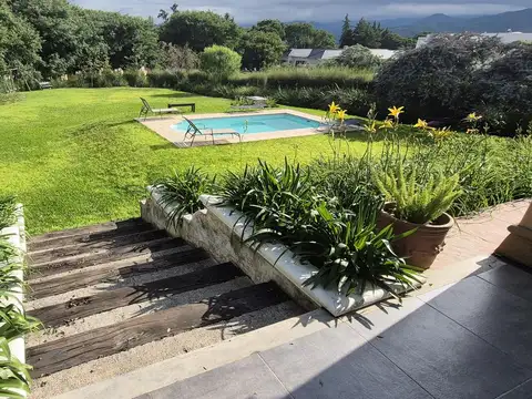 Casa 10 ambientes con 4 baños