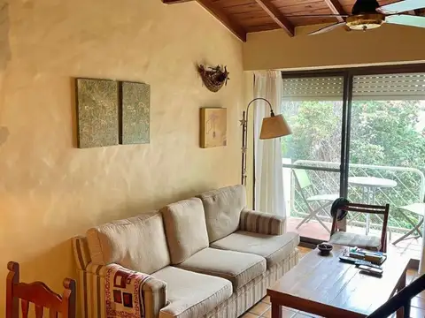 Muy buen dpto en dúplex por escalera con cochera fija cubierta excelente ubicación