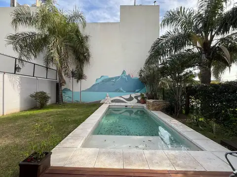 VENTA/PERMUTA - Casa de 2 dormitorios con jardín , pileta y cochera. Fisherton, Rosario.