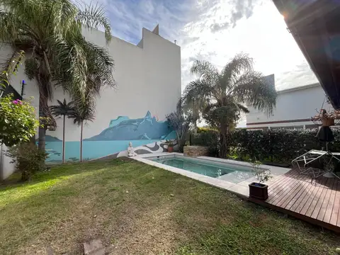 VENTA/PERMUTA - Casa de 2 dormitorios con jardín , pileta y cochera. Fisherton, Rosario.