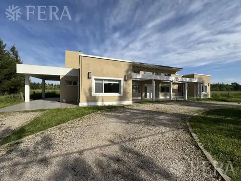 Venta de Casa 4 ambientes con galería y parrilla en Campos de Roca II - Brandsen