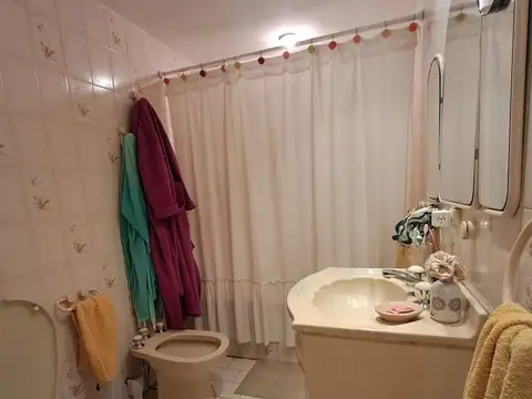 HERMOSA CASA EN VENTA 6 AMBIENTES CON PARQUE Y PILETA