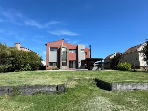 Casa sobre lote de 1000m2 con costa al rio