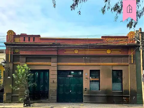 CASA 5 DORM EN VENTA - AV. SAN MARTIN al 300 FRENTE AL PARQUE SAN MARTIN