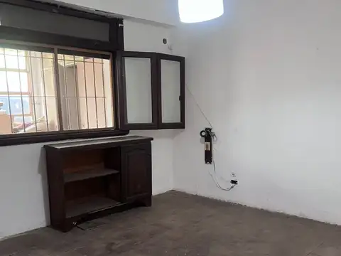 CHALET DESAROLLADO EN PLANTA BAJA 4 AMBIENTES- CARAPACHAY