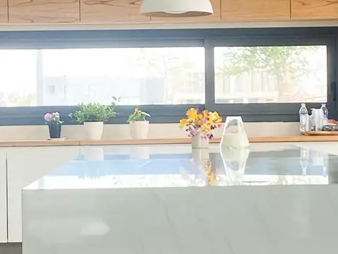 Casa 8 ambientes con 6 baños