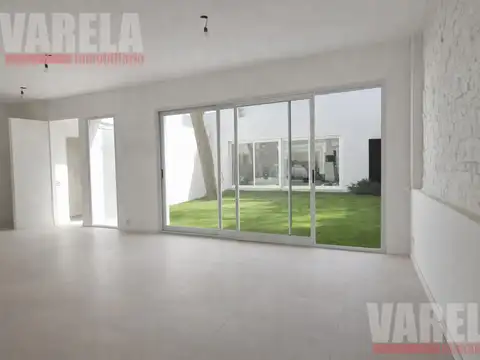 PH de 4 ambientes con Jardin, Patio, Quincho con Parrilla. 3 baños Reciclado a nuevo! u$s 250.000