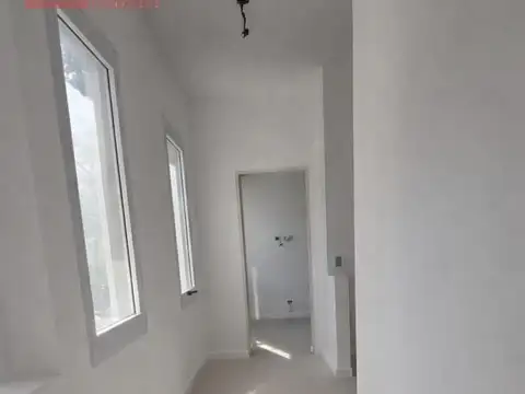 PH de 4 ambientes con Jardin, Patio, Quincho con Parrilla. 3 baños Reciclado a nuevo! u$s 250.000
