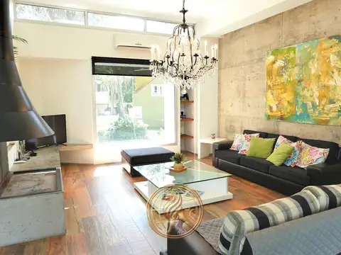 Casa en Venta con 2 cocheras