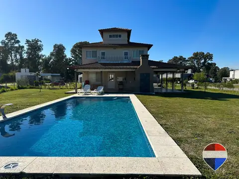 CASA 6 AMBIENTES CON PILETA EN BARRIO LA MAGDALENA