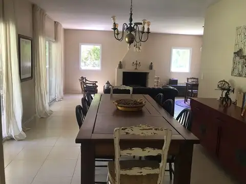 Casa en Alquiler Temporal con 2 cocheras