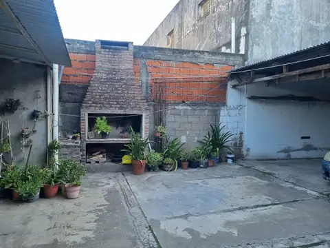 VENTA CASA 2 DORMITORIOS PATIO COCHERA MATHEU