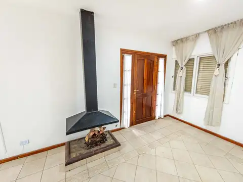 Casa 7 ambientes con 2 baños