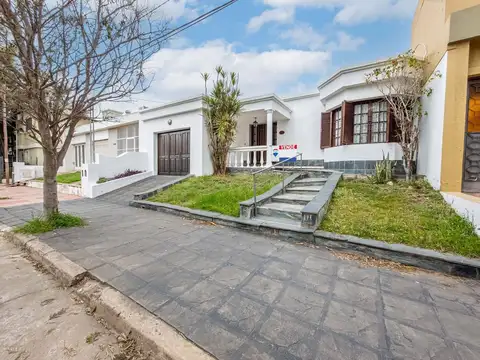 VENTA CASA 3 DORMITORIOS EN BARRIO MAIPU