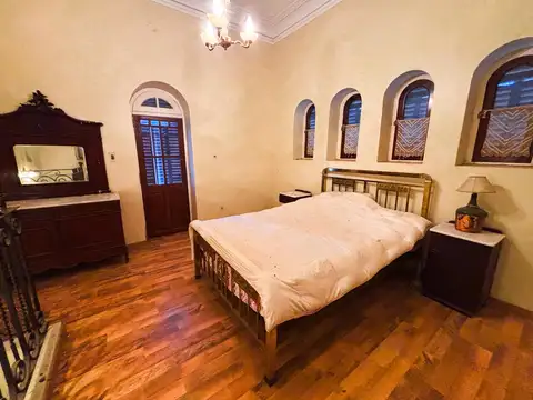 EXCLUSIVO CASTILLO CON QUINCHO Y PISCINA - BV. YRIGOYEN