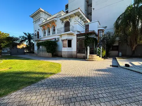 EXCLUSIVO CASTILLO CON QUINCHO Y PISCINA - BV. YRIGOYEN