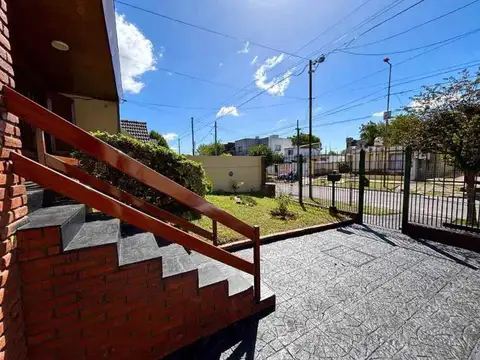 CASA DE 5 AMBIENTES EN VENTA - MORON SUR