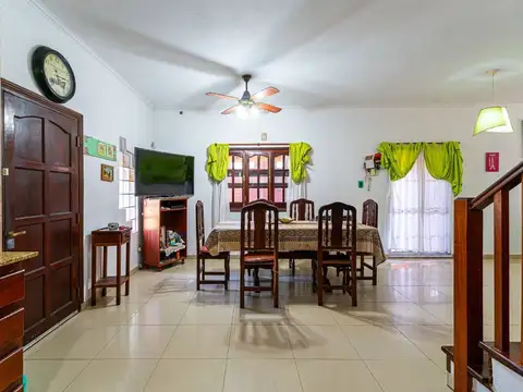 Casa 5 ambientes con 2 baños